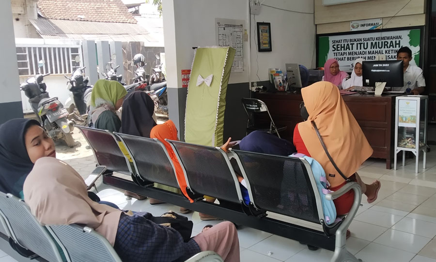 ANTRE: Sejumlah warga menunggu hasil pemeriksaan kesehatan di Puskesmas Kembiritan, Kecamatan Genteng, Kamis (19/9).