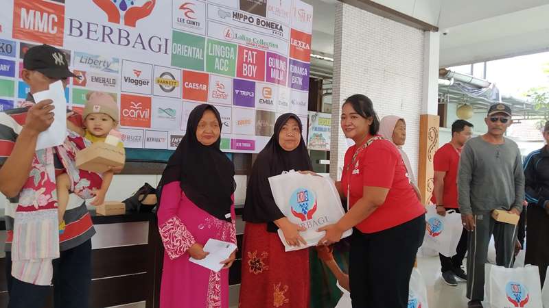 BERBAGI: Staff KDS Ari memberikan paket sembako kepada salah satu warga di Kecamatan Genteng pada Kamis (12/9).