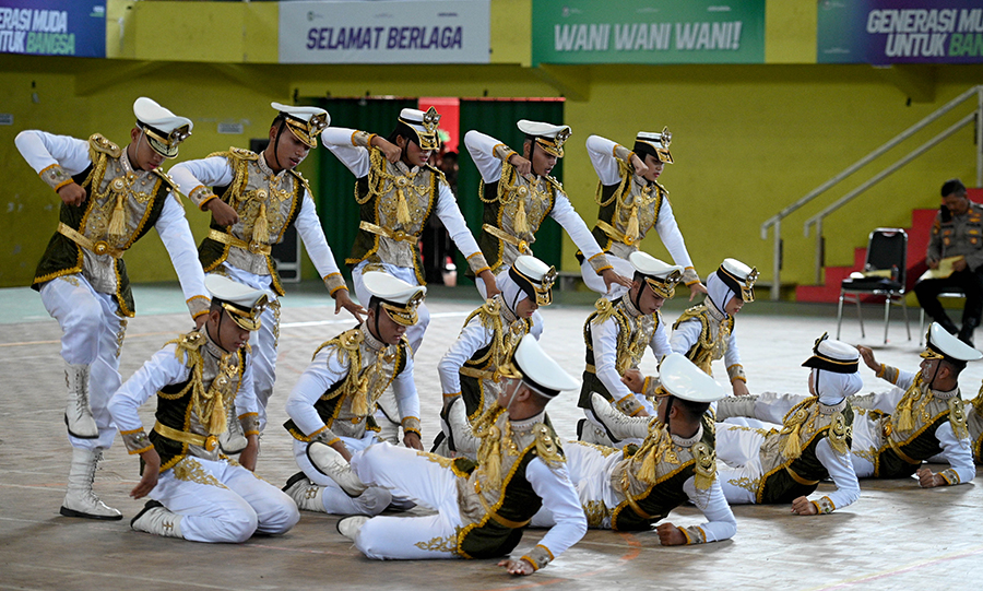 Tim SMA tampil di hari pertama LKBB di lapangan indoor GOR Tawangalun Banyuwangi, Senin (23/9)