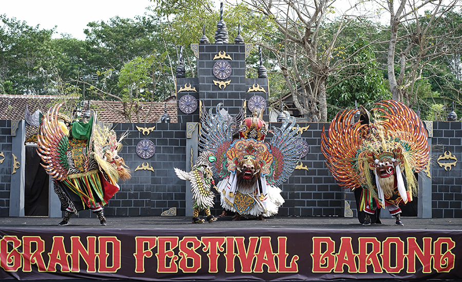 KEKAYAAN SENI-BUDAYA: Beragam jenis barong ditampilkan pada Festival Barong Kumbo di lapangan Desa Watukebo, Blimbingsari, Minggu (22/9).