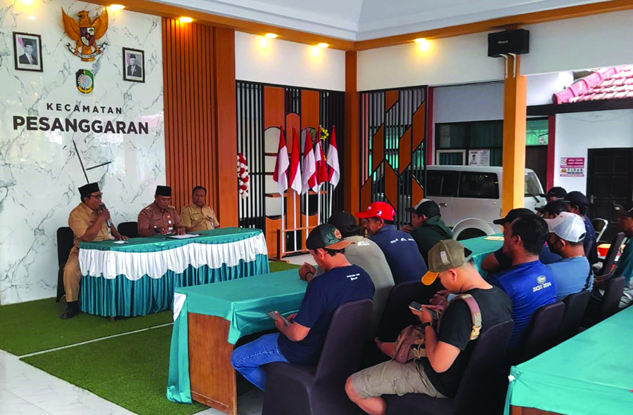 FASILITASI: Ratusan karyawan PT BSI mendatangi kantor Kecamatan Pesanggaran, Banyuwangi, Senin (23/9).