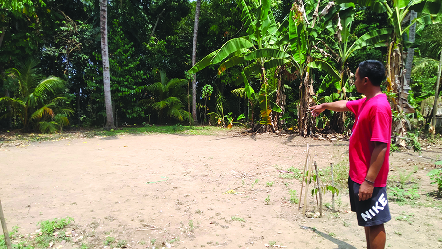 TKP: Agus Susanto menunjukkan tempat latihan pencak silat yang merenggut nyawa AR di Dusun Krajan 2, Desa/Kecamatan Tegalsari, Banyuwangi, Senin (23/9).