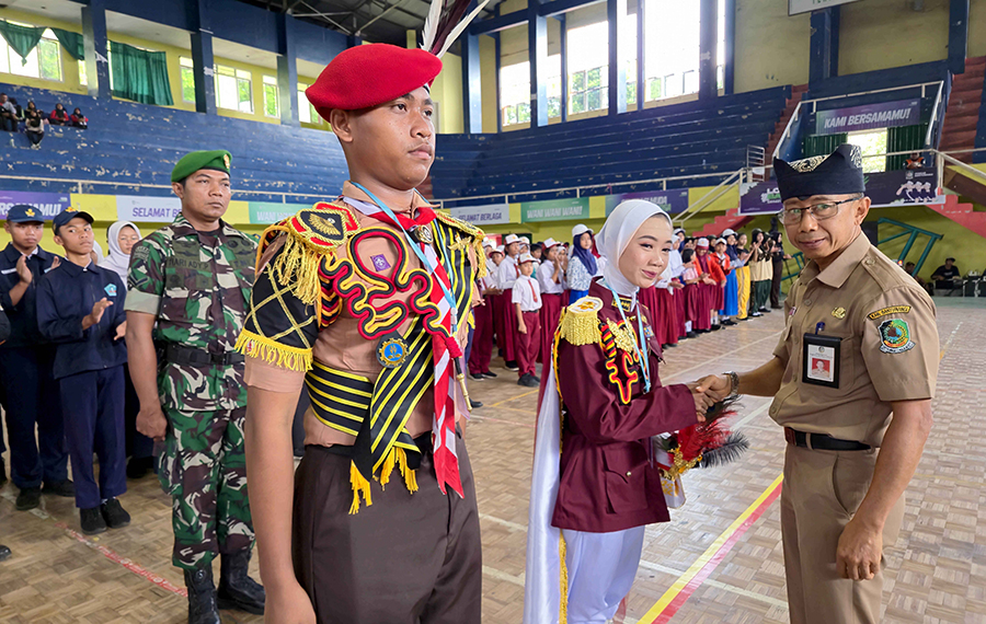 Pj Sekkab Banyuwangi Guntur Priambodo menyalami perwakilan peserta LKBB 2024 di lapangan indoor GOR Tawangalun, Senin (23/9).