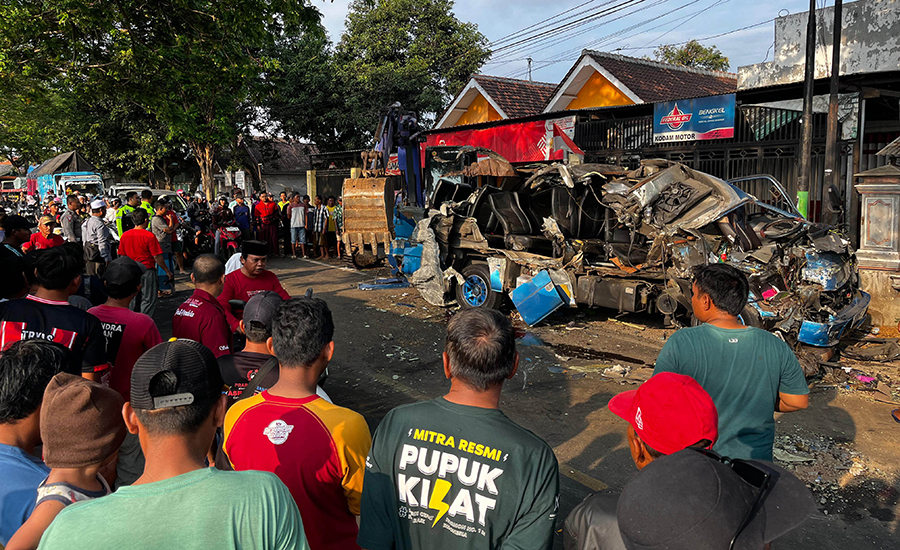 Kondisi mobil Elf rusak parah setelah menabrak towing muatan ekskavator di jalan raya Desa Bangsring, Wongsorejo, Banyuwangi, Senin dini hari (23/9).