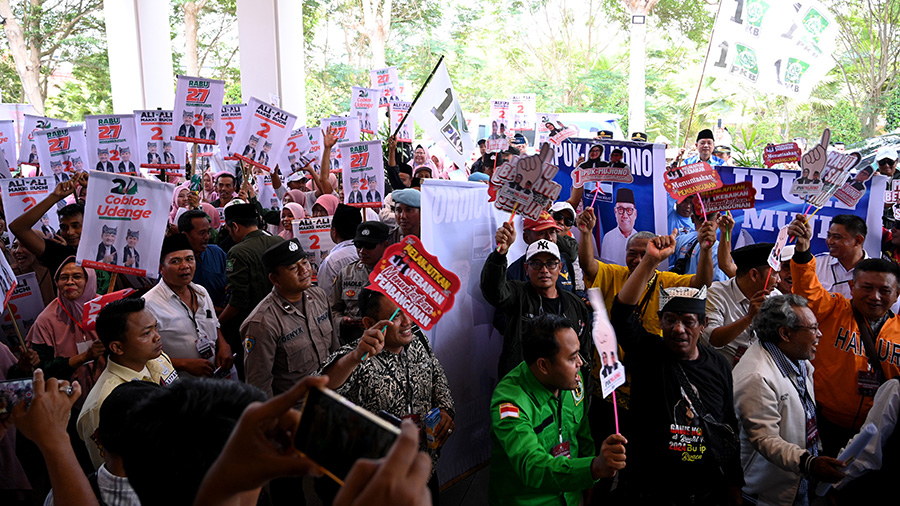 DUA KUBU: Para pendukung paslon berkumpul di eL Hotel usai pengundingan nomor urut paslon peserta Pilbup 2024, Senin (23/9).