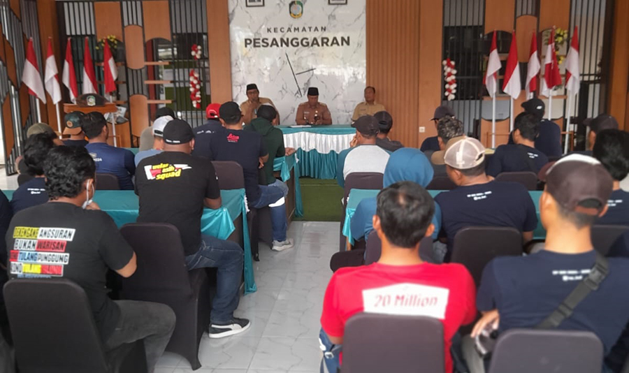 Ratusan karyawan PT BSI mendatangi kantor Kecamatan Pesanggaran, Banyuwangi, Senin (23/9).