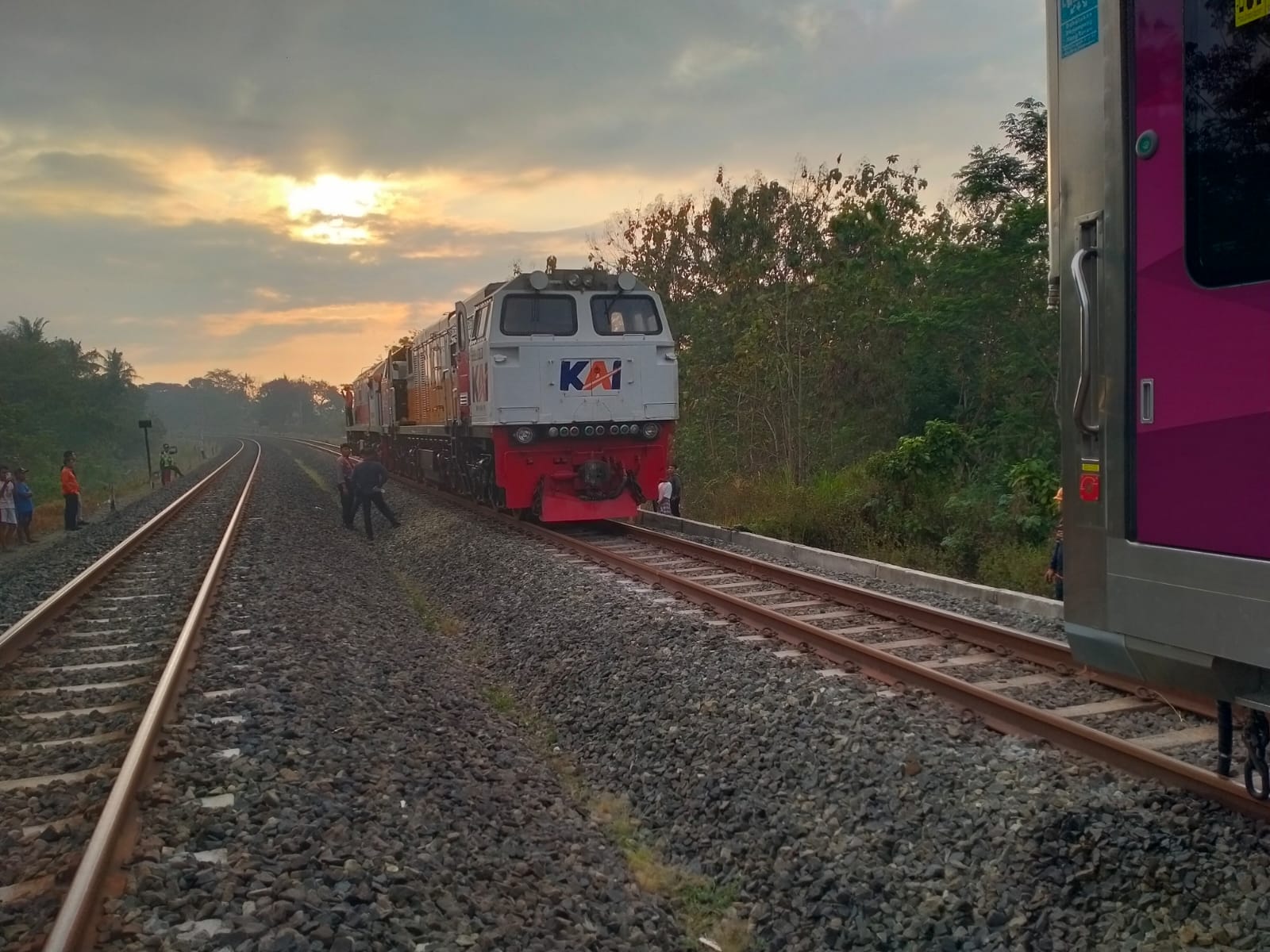 Petugas mengevakuasi lokomotif KA Taksaka yang rusak usai menemper truk.