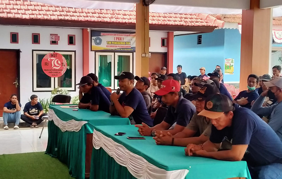 AJUKAN PERMOHONAN: Ratusan karyawan PT BSI saat mendatangi Kantor Kecamatan Pesanggaran pada Senin (23/9).