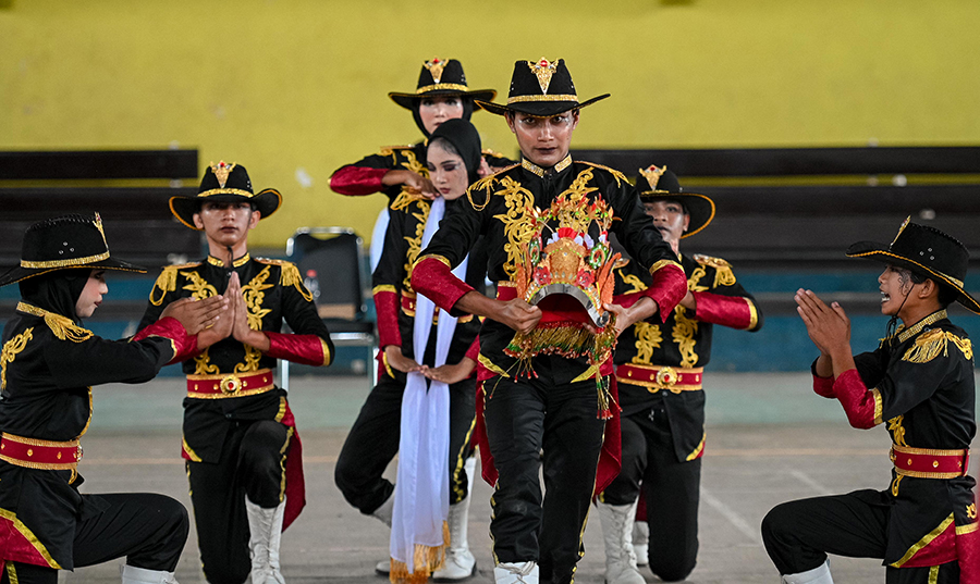 KOSTUM TERBAIK: Peserta LKBB dari SMPN 1 Singojuruh dengan nomor penampilan 06 tampil sempurna di hadapan dewan juri.