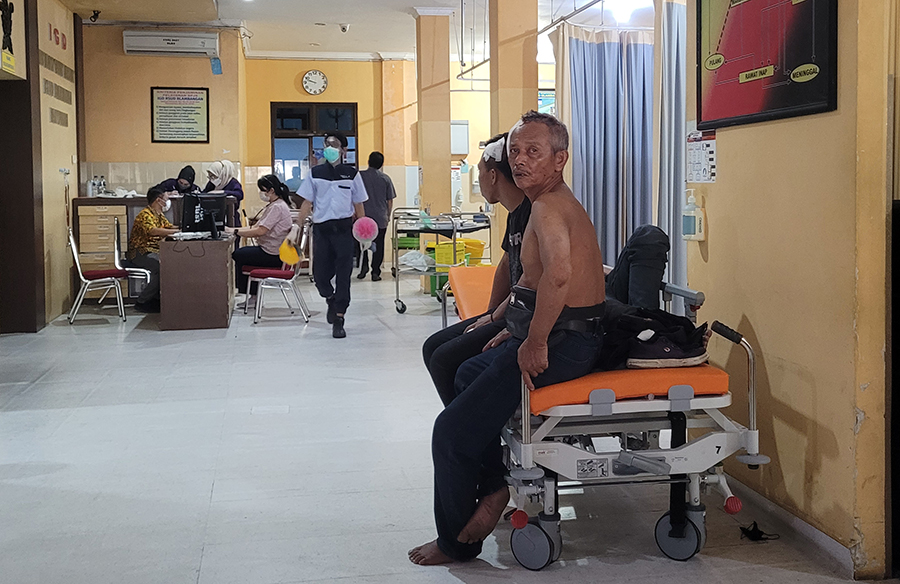 Korban selamat kecelakaan Elf versus kendaraan towing masih menjalani perawatan di RSUD Blambangan, Selasa (24/9).