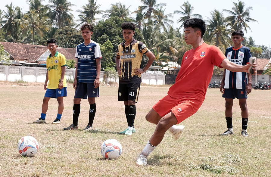 BERSAING KETAT: Sejumlah pesepak bola mengikuti seleksi pemain Persewangi di Lapangan Rowo, Desa Ketapang, Kalipuro, Banyuwangi, Senin (23/9).