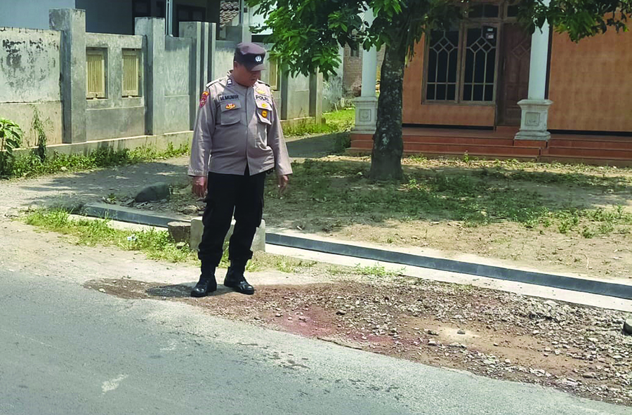 LOKASI: Anggota Lantas Polsek Genteng olah TKP di jalan raya Diponegoro, depan MTs WringinRejo, Kecamatan Gambiran pada Senin (23/9).