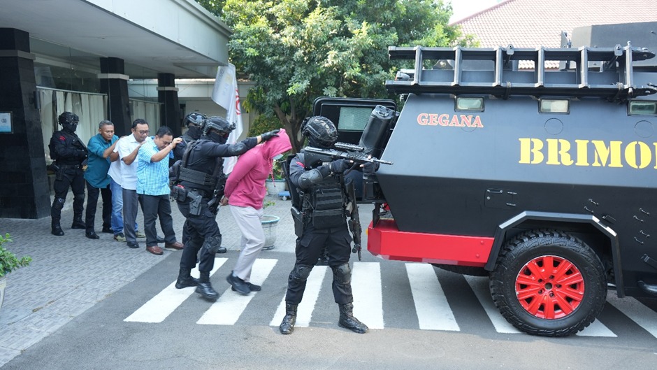 Pelatihan Simulasi Tanggap Darurat Huru Hara Dan Teror Bom di Lingkungan Kompleks PLN Ketintang berkolaborasi dengan SatBrimob Polda Jatim.