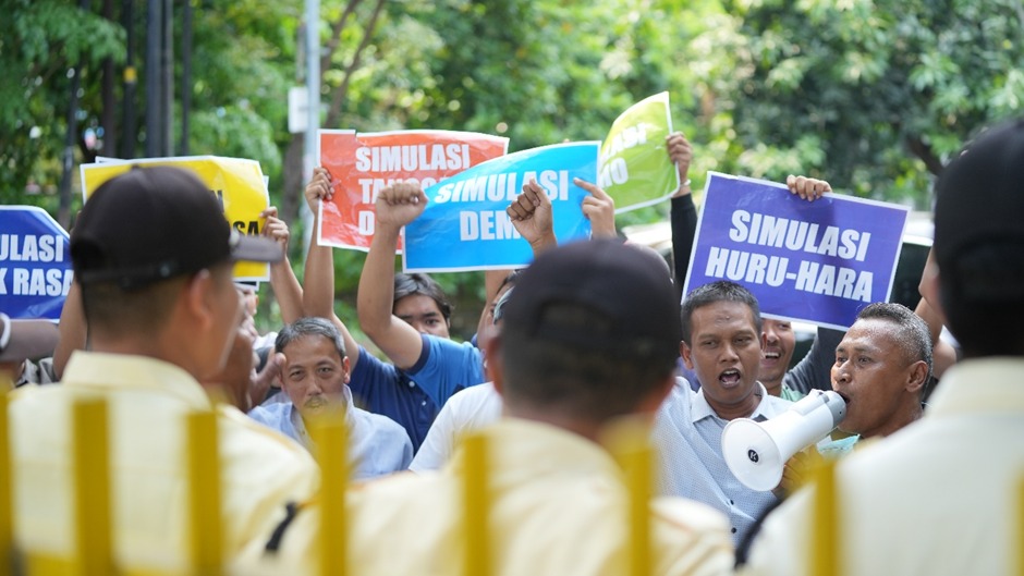 Pelatihan Simulasi Kondisi Darurat Saat Ada Demonstrasi di Depan Kantor Induk PLN UIP JBTB.