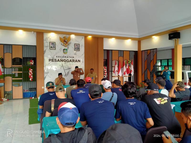 RAMAI: Ratusan karyawan PT BSI saat meminta Camat Pesanggaran menfasilitasi pertemuan dengan manajemen perusahaan di Kantor Kecamatan Pesanggaran pada Senin (23/9).