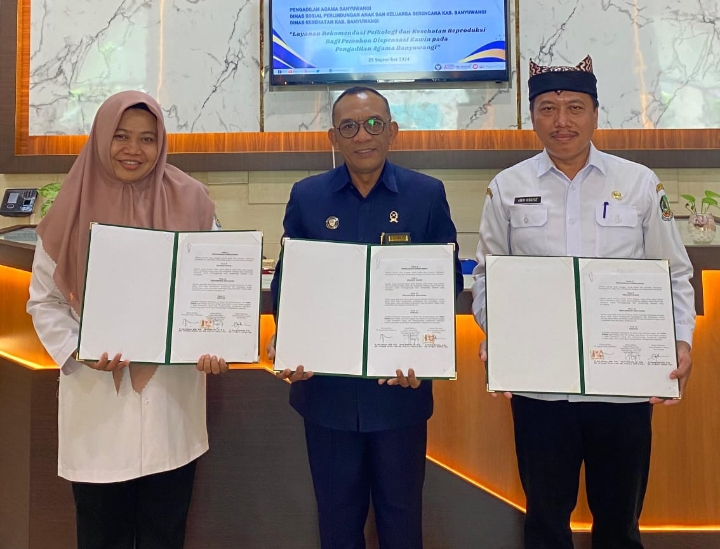 Kepala Dinsos-PPKB Banyuwangi Henik Setyorini disaksikan Kepala PA Husnul Muhyidin meneken MoU tentang dispensasi nikah dini di kantor Pengadilan Agama Banyuwangi, Rabu (25/9).