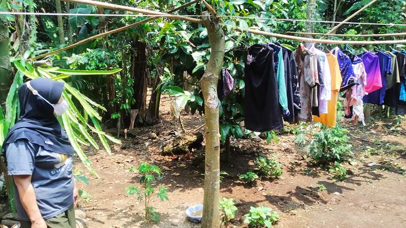 WINGIT: Nur Patoyah menunjukkan tempat menjemur baju di Dusun Panjen, Desa Jambewangi, Kecamatan Sempu Kamis (26/9).