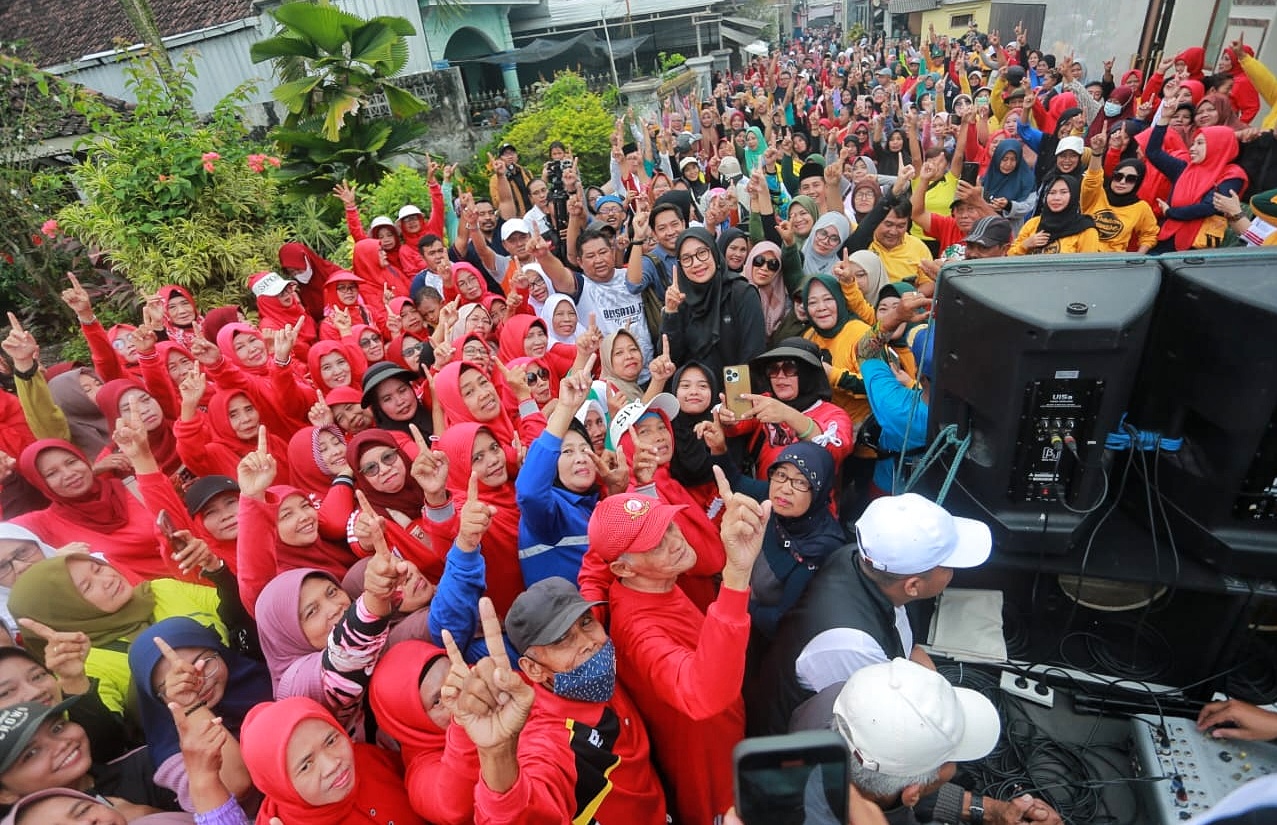 Cabup Ipuk Fiestiandani bersama ribuan pendukungnya menunjukkan satu jari di Gang Gedangan, Dusun Krajan, Desa Genteng Wetan, Kecamatan Genteng pada Sabtu (28/9).