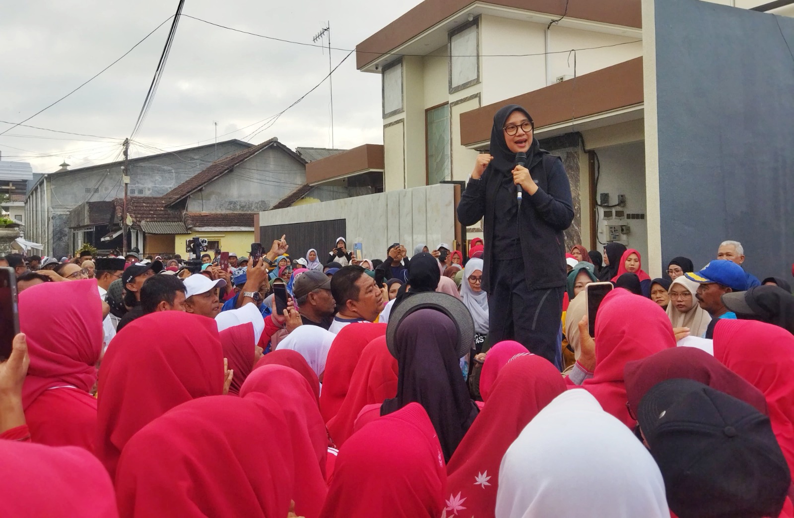 Cabup Banyuwangi nomor satu Ipuk Fiestiandani menyampaikan orasi saat kampanye di Gang Gedangan, Dusun Krajan, Desa Genteng Wetan, Kecamatan Genteng pada Sabtu (28/9).