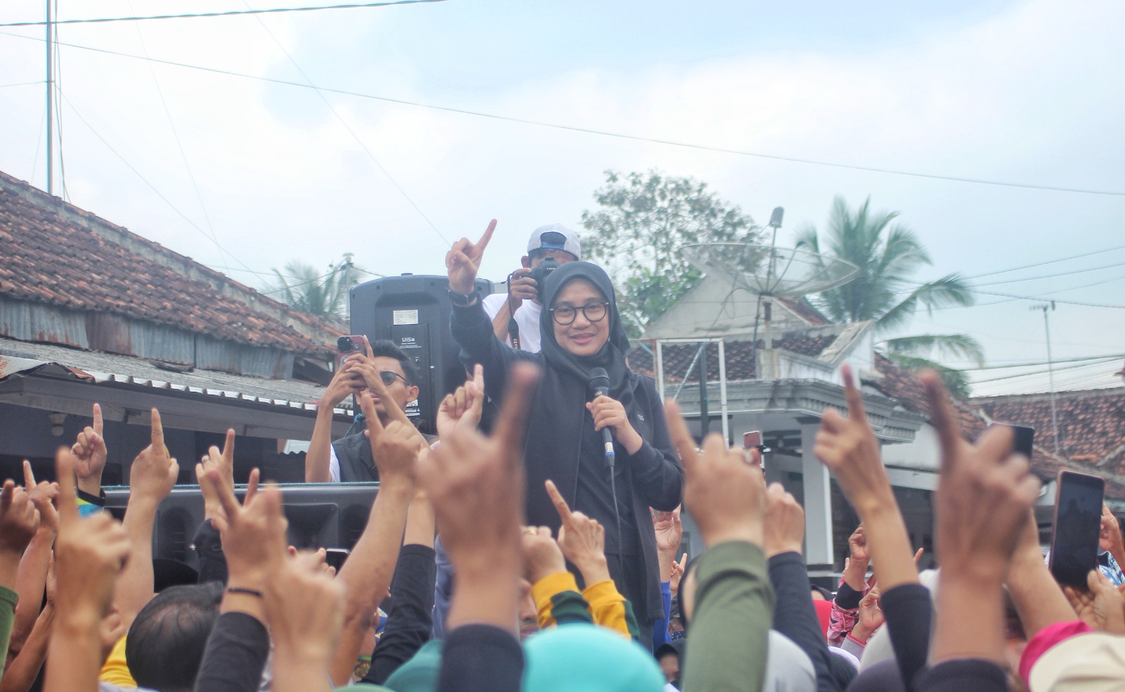 Cabup Ipuk Fiestiandani dengan menunjukkan satu jari saat kampanye di komunitas senam di Dusun Krajan, Desa Genteng Wetan, Kecamatan Genteng pada Sabtu (28/9).