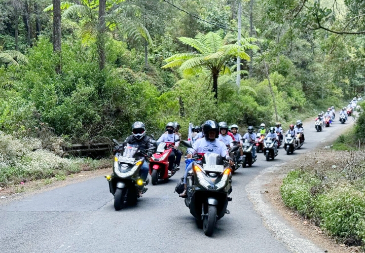 Sebanyak 1.200 peserta Honda PCX Day melintasi jalur menuju kawasan wisata Paltuding, Kawah Ijen, Minggu (29/9).
