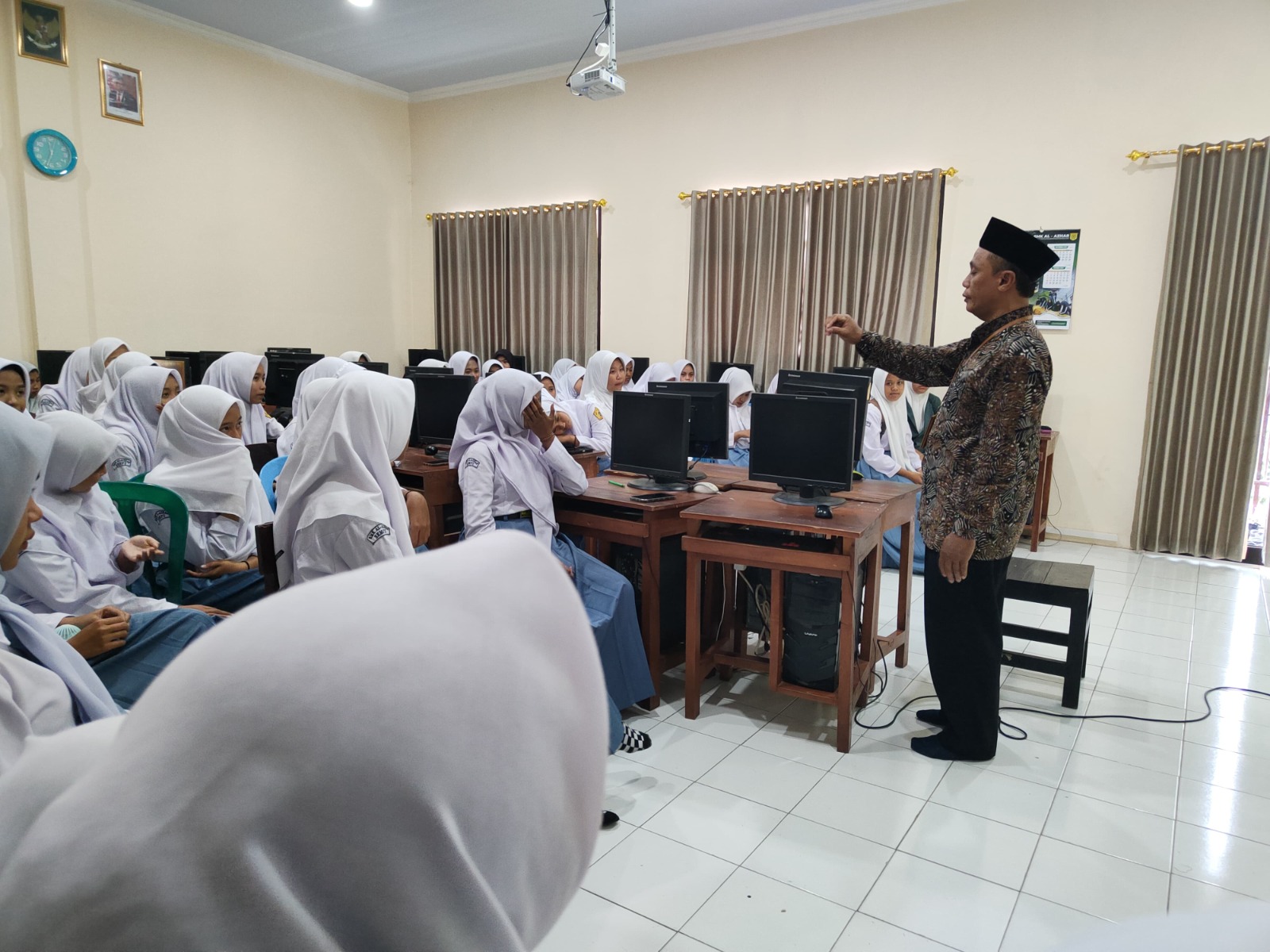 Penyuluh Agama KUA Sempu Guntur Al Badri memberikan sosialisasi pencegahan pernikahan dini di salah satu sekolah di Sempu, Banyuwangi.