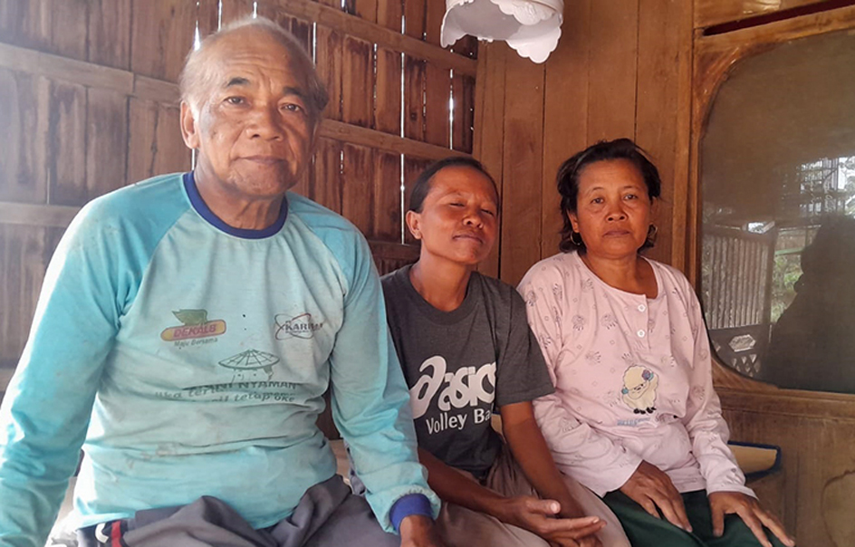 Salihati (dua dari kiri) istri tua Busairi, warga Dusun Polay, Desa Jatisari, Kecamatan Arjasa, diapit mertuanya.
