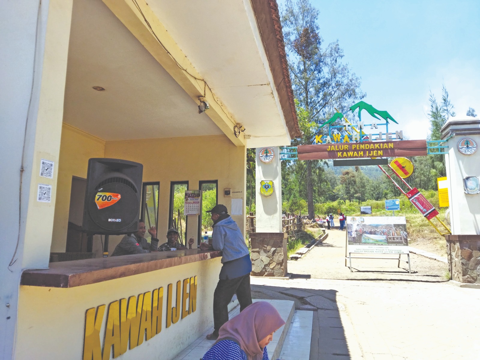 DIBUKA UNTUK UMUM: Salah seorang pengunjung berbincang dengan penjaga pos pintu masuk pendakian menuju Kawah Ijen, Banyuwangi, Minggu (29/9).