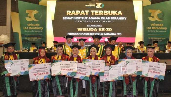 PRESTASI: Pimpinan IAI Ibrahimy Genteng (barisan belakang) bersama lulusan terbaik di tingkat Program Studi dalam wisuda sarjana ke-30, Sabtu (28/9).