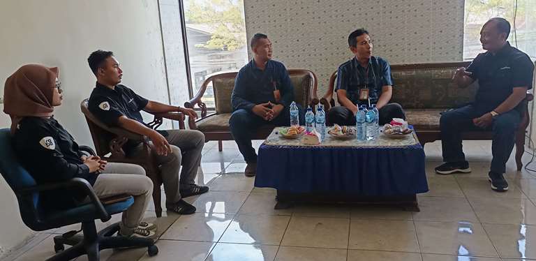 GAYENG: ADM Perhutani KPH Banyuwangi Selatan Wahyu Dwi Hadmojo bersama Humas Didik Nurcahyo ditemui Kabiro Agus,wartawan Salis Ali dan Gareta Wardhani saat berkunjung ke kantor Radar genteng.