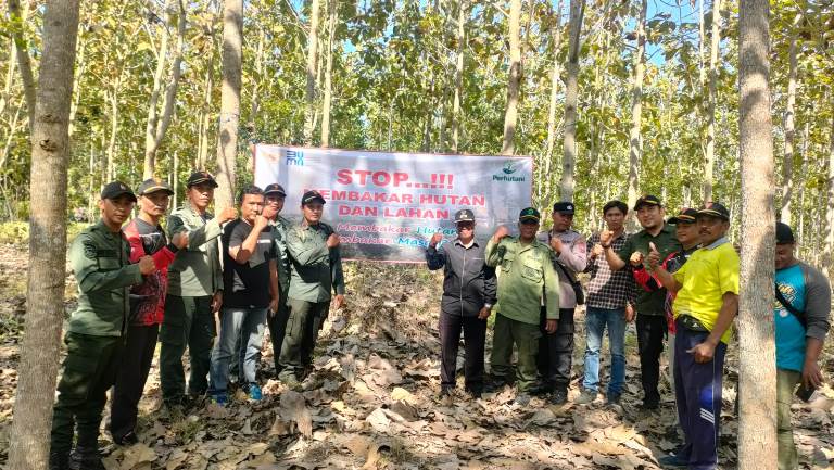 CEGAH KARHUTLA: Pemasangan banner antisipasi Karhutla oleh Perhutani KPH Banyuwangi Selatan, Polsek, Koramil Purwoharjo, Pemdes Karetan, dan LMDH di petak 68k RPH Karetan, BKPH Karetan Jumat (27/9).