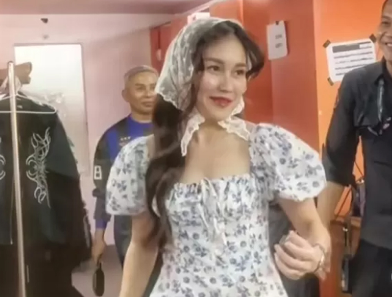 BIJAK DENGAN MANTAN: Ayu Ting Ting merilis lagu anyar