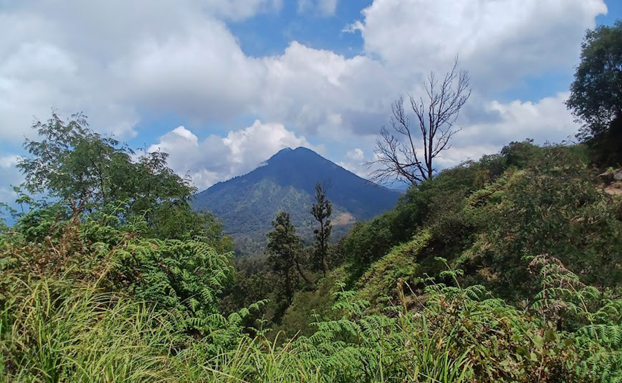 KERUCUT: Gunung Ranti tampak dari kejauhan ini sering jadi lokasi alternatif untuk pendakian.