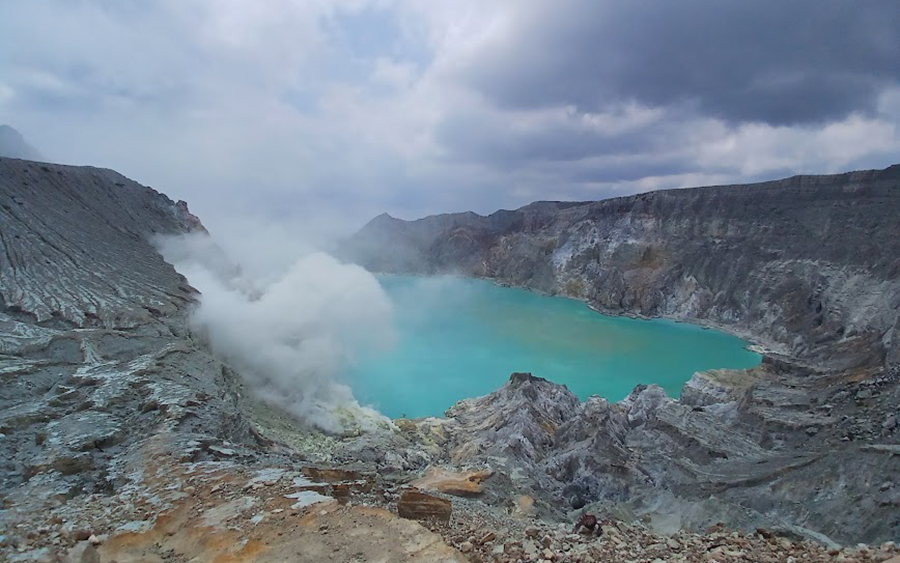 IKONIK: Panorama danau sulfur berwarna biru tosca serta asap putih dari sulfatara di Kawah Gunung Ijen Banyuwangi.