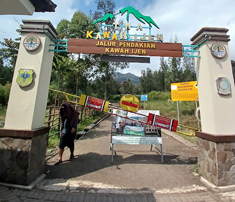 OPEN GATE: Gerbang pendakian menuju kawah Ijen di kawasan Paltuding, Gunung Ijen.