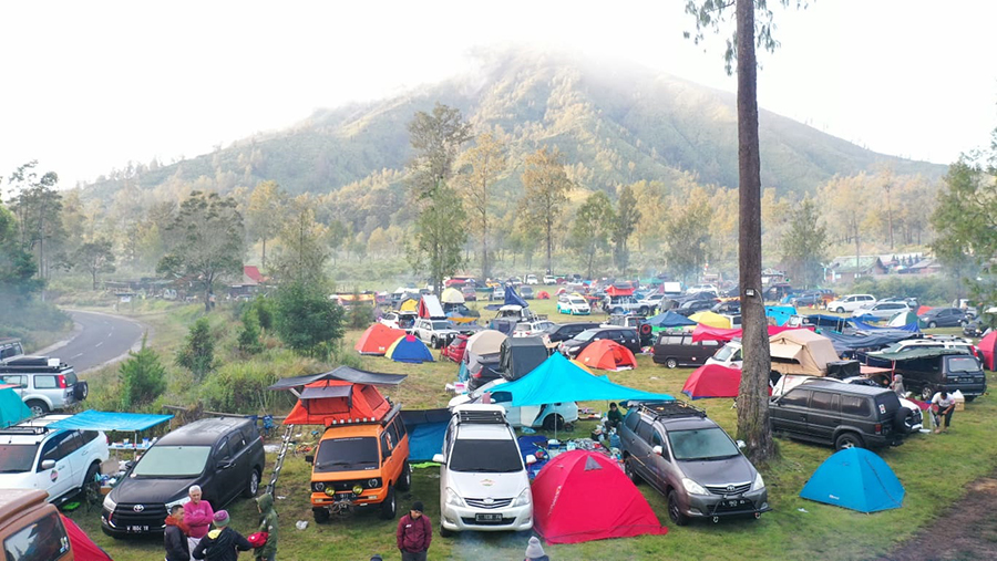 FULL: Suasana lapangan di kawasan Paltuding yang dipenuhi pengunjung berkemah beberapa waktu lalu.