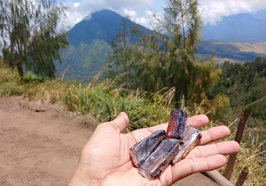 PRAKTIS: Sale pisang kemasan kecil cocok untuk menambah energi saat mendaki Gunung Ijen Banyuwangi.