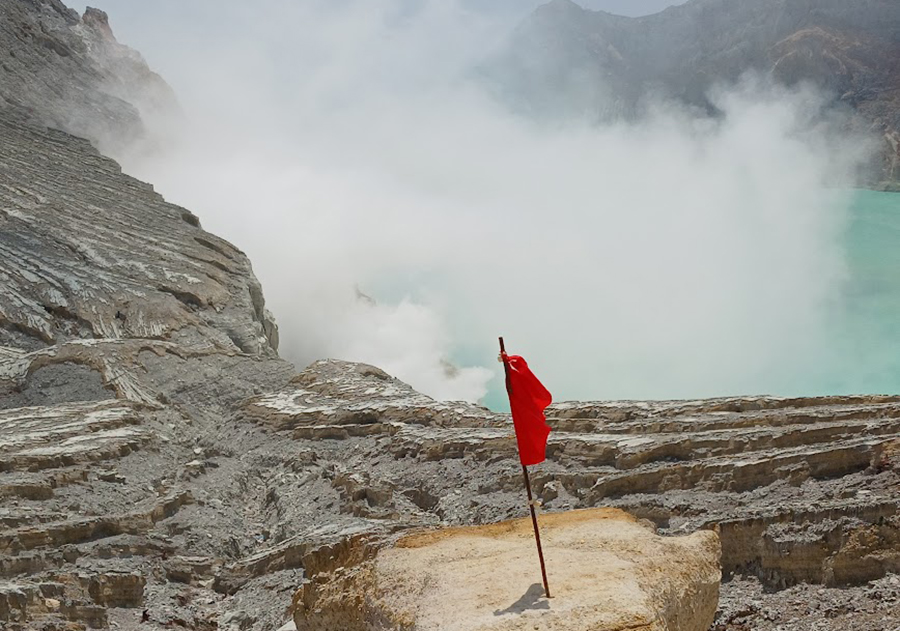 BATAS BAHAYA: Bendera merah dipasang di tepi Kawah Gunung Ijen. Pengunjung dilarang melewati bendera tersebut.