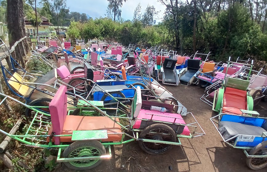 PANGKALAN: Puluhan unit troli sewaan untuk mengangkut pengunjung yang tak kuat mendaki diparkir di Paltuding, lereng Gunung Ijen.