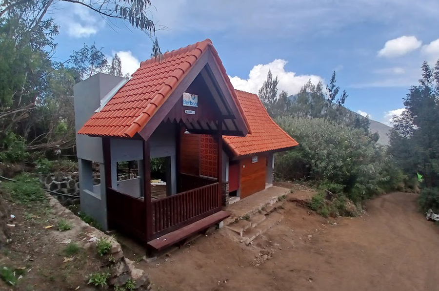 ARSITEK RUMAH OSING: Fasilitas baru berupa musala dan toilet di tepi rute trekking menuju puncak Kawah Gunung Ijen.