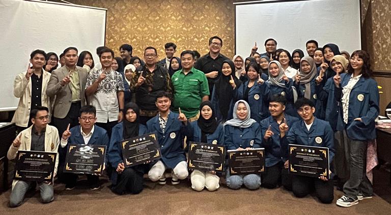 PENJURIAN: Ragil Angga Prastiya (batik putih) mendampingi para peserta dalam pelaksanaan pitching di Hotel Aston pada Kamis (12/9).