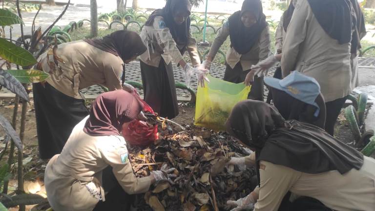 BERSIH-BERSIH: Siswa SMAN 1 Genteng bersih-bersih di RTH Maron, Desa Genteng Kulon, Kecamatan Genteng pada Jumat (27/9).