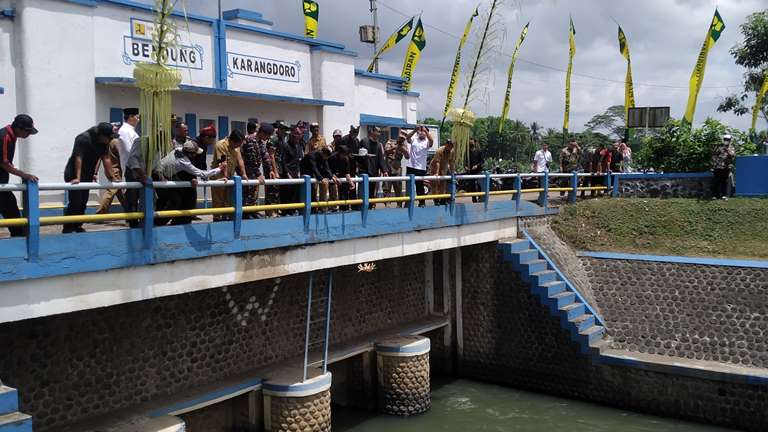 BERSEJARAH: Plt Sekkab Banyuwangi Guntur Priambodo bersama HIPPA melarung sesaji di Bendungan Karangdoro, Kecamatan Tegalsari Senin (30/9).