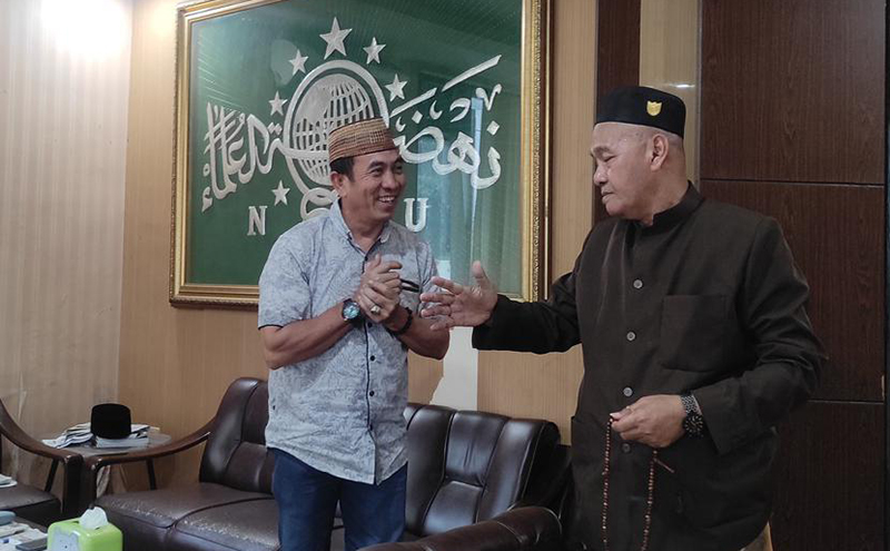 KUNJUNGAN MENDADAK: Pengasuh Ponpes Blokagung KH Hisyam Syafaat (kanan) mampir ke kantor PCNU Banyuwangi, Senin (30/9).