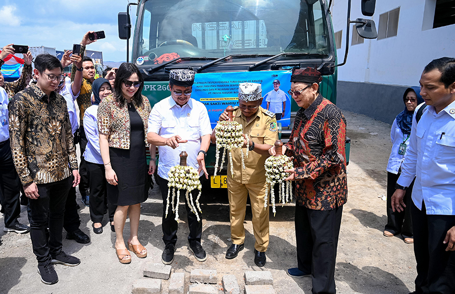 Menteri Kelautan Sakti Wahyu Trenggono didampingi Plt Bupati Sugirah memecahkan kendi di depan truk kontainer pengangkut ikan tuna kaleng yang akan diekspor ke Kanada, Senin (30)