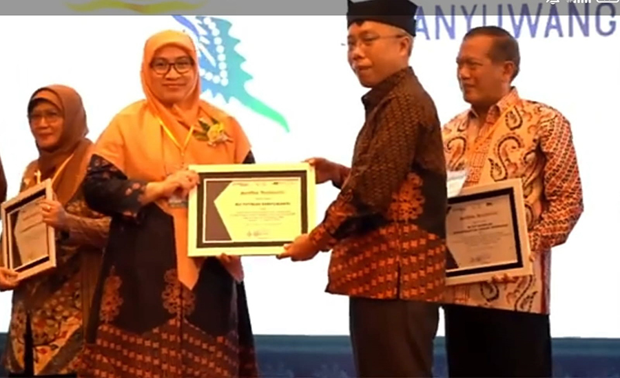 Direktur RSI Fatimah Banyuwangi dr Widowati SpAn TI menerima penghargaan dari Ketua PWM Jatim Dr dr Sukadiono MM, Jumat (27/9/24).