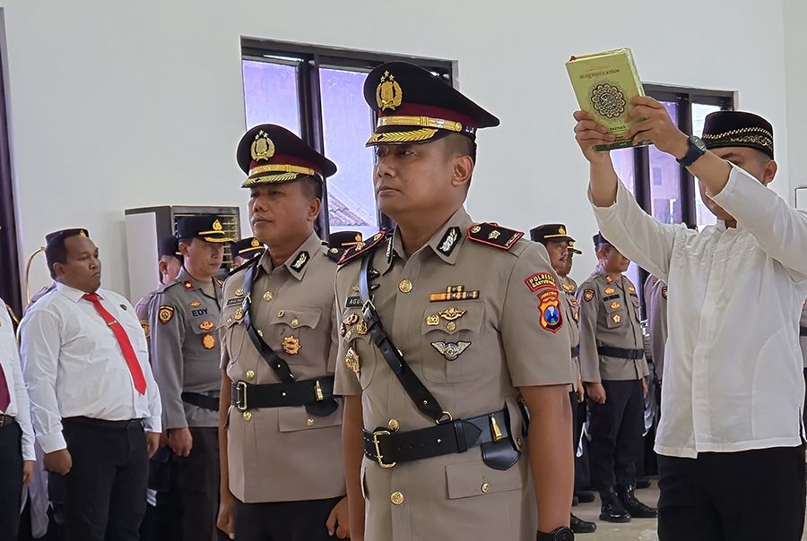 Kompol Agung Fitransyah (kanan) diambil sumpah jabatannya sebagai Kasatlantas Polresta Banyuwangi, Senin (30/9).
