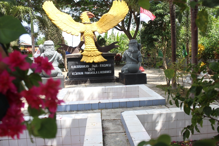 SADIS: Tiga lubang di Monumen Lubang Buaya Dusun Cemetuk, Desa/Kecamatan Cluring yang dibuat mengubur 62 Pemuda Ansor Muncar Senin (30/9)