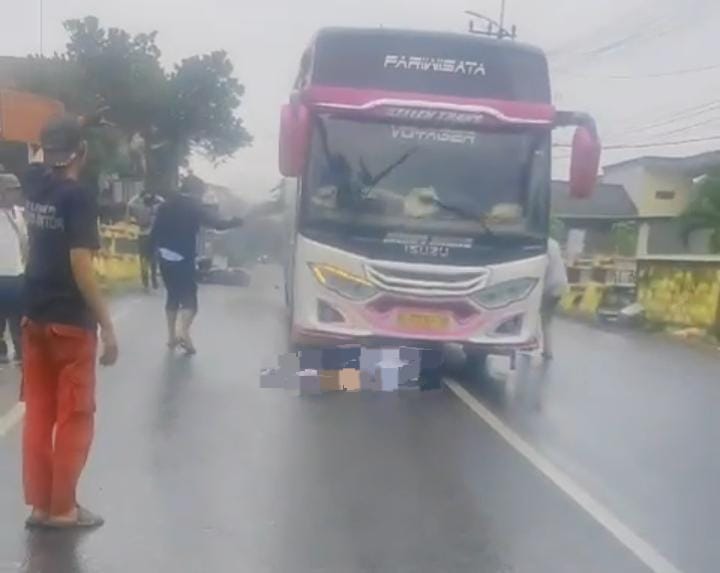 LEMAH: Oki Oktavia Fitriani masih terbaring di bawah kolong bus dalam kecelakaan di jalan raya Dusun Petahunan, Desa Jajag, Kecamatan Gambiran Selasa (1/10).