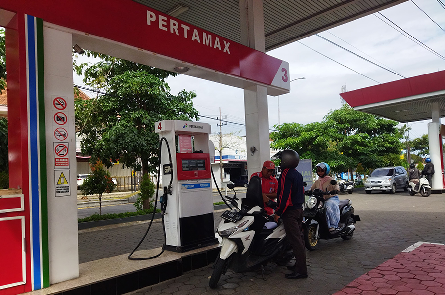 LEBIH TERJANGKAU: Konsumen mengisi BBM nonsubsidi di SPBU Karangente, Selasa (1/10).